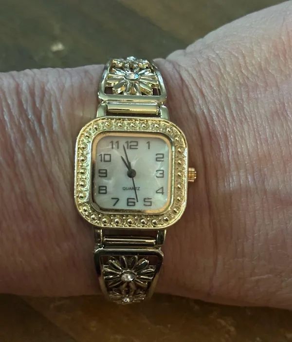 Gold tone flower band Quartz analog watch - Image 3