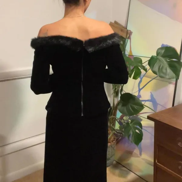 Black velvet maxi skirt set with faux fur trim. size small - Image 3
