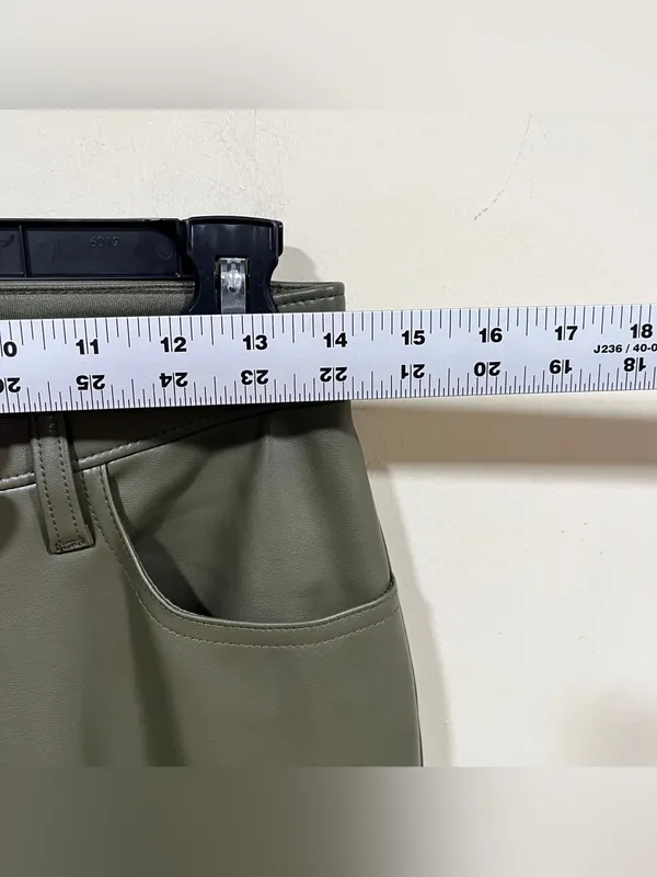 NWT Abercrombie & Fitch ‘90s Relaxed High Rise Vegan Leather Cargo Pants, sz 4 - Image 4
