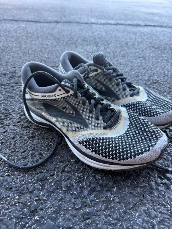 Brooks Running Shoes Black Gray White Women’s Size 7 Medium B Athletic Sneakers - Image 2