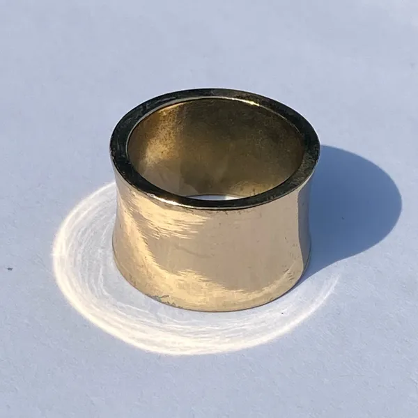 ⚜️💎 Vintage Y2K 2000s Guess Size 7.5 Gold Tone Engraved Cigar Band Ring 💎⚜️ - Image 3