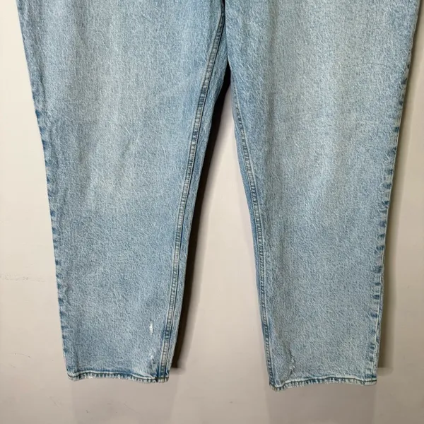 Abercrombie & Fitch Short Ultra High Rise 90s Straight‎ Jean Light Wash Curve - Image 6