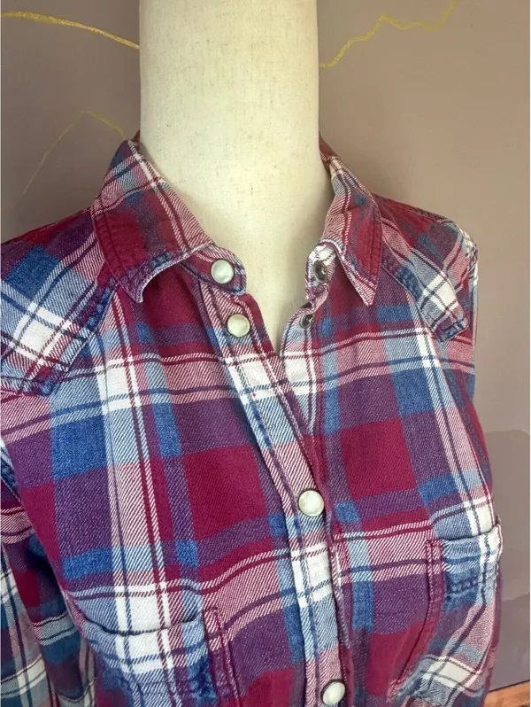 American Eagle Boyfriend Fit Plaid Flannel Shirt M Pearl Snap Red Blue Western - Image 2