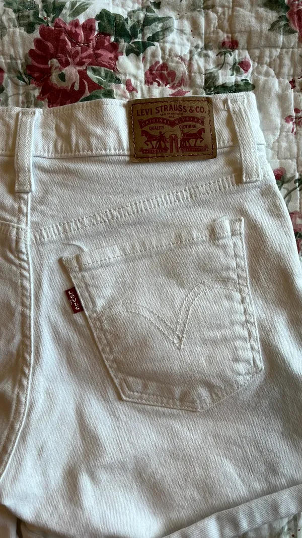 Levi’s White Mid-Length Shorts - Image 2