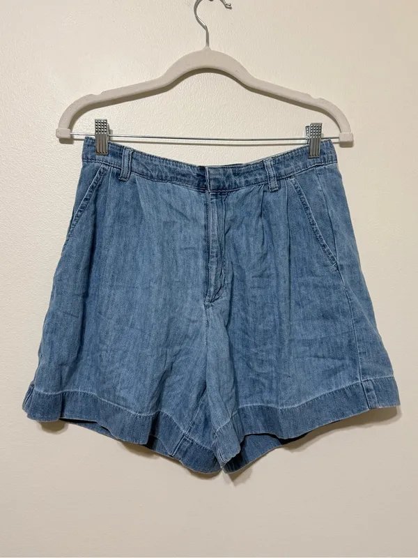 GAP Chambray High Rise Pleated Short 5” Size 6 - Image 2