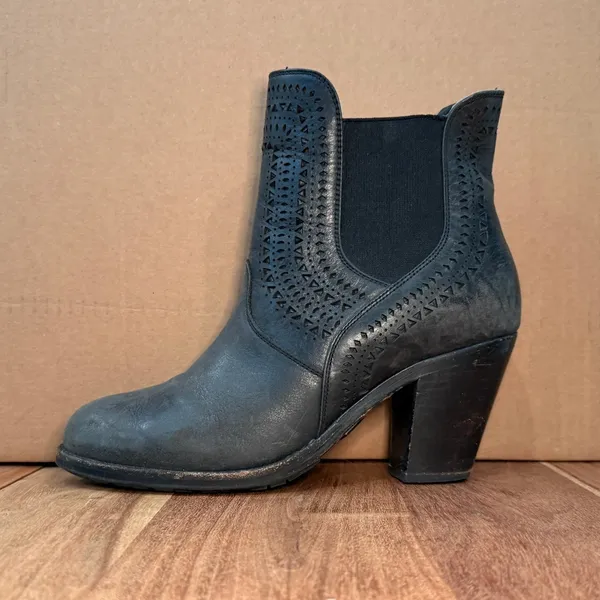 ARIAT | Women's Size 6.5 | Versant Black Leather Stacked Heel Ankle Boots - Image 7