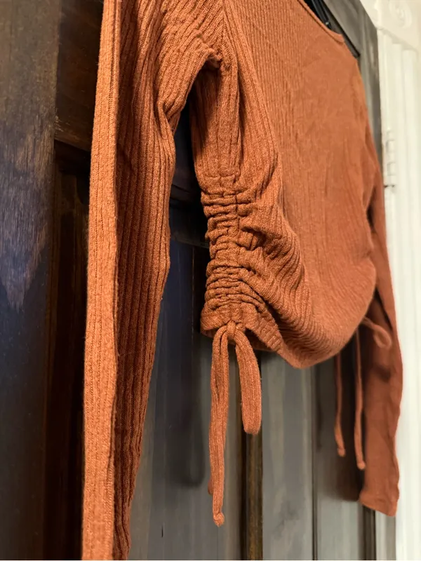 Hollister Women's Rust Ribbed Button-Front Long Sleeve Baby Tee - Image 4