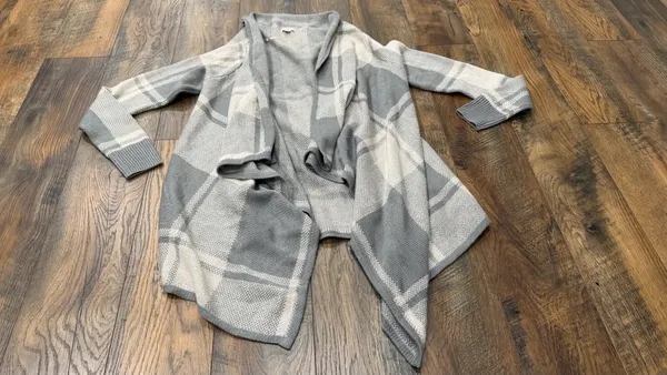 Merona Women’s Plaid Knit Cardigan Open Front Gray/Cream Size Medium - Image 2