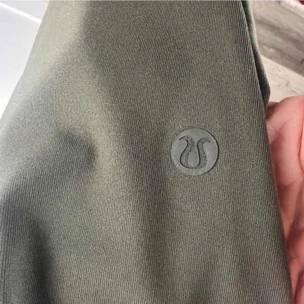 Lululemon On The Fly Crop 23 Dark Olive Luxtreme Travel Pants Size 6 - Image 4