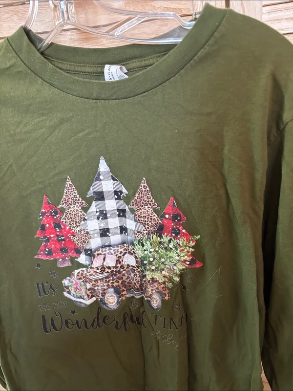 FINAL MARKDOWN Green Holiday Graphic Long Sleeve Tee Medium - Image 2