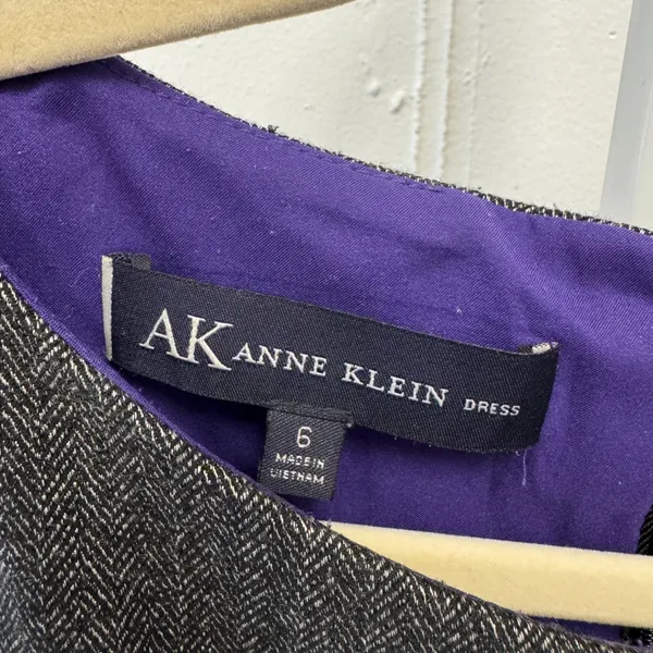 Anne Klein 2010s Grey Herringbone Tweed Sheath Dress Belted Floral Size 6 Career - Image 7