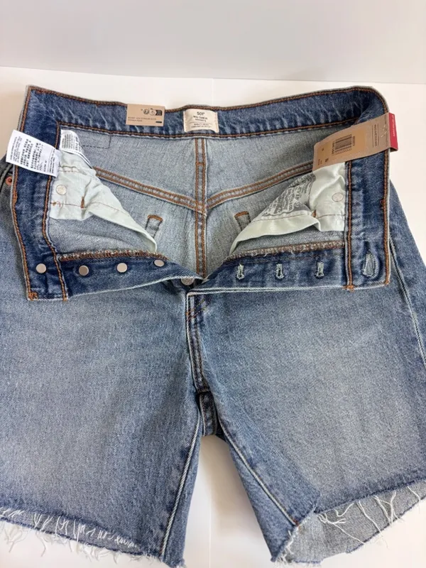 Levi’s 501 Mid Thigh Shorts Women’s NWT Light Wash Button Fly Denim Size 28 - Image 4