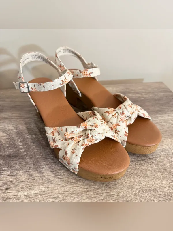 Universal Thread Faux Wood Clog Sandals Women’s Size 9.5 Floral Buckle Boho - Image 6