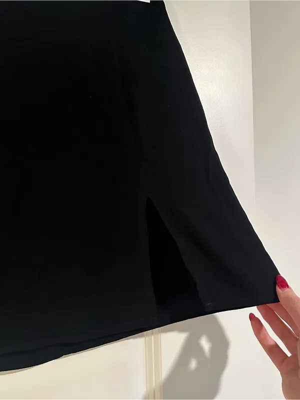 Aritzia | Sunday Best - Black Mini Skirt with Side Slit - Image 3