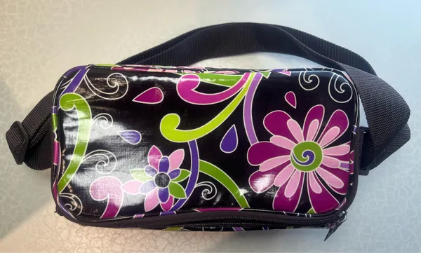 RETIRED: Vera Bradley | women’s Purple Punch pattern vinyl lunchbox. - Image 3