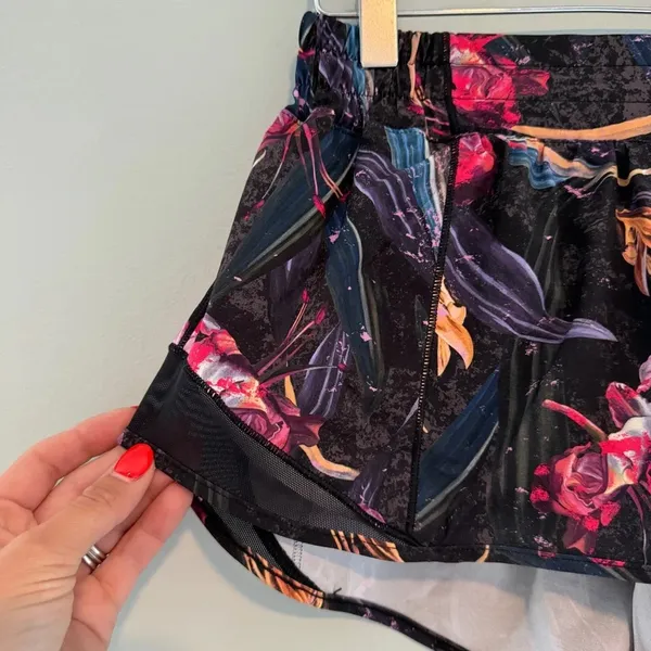 Lululemon Hotty Hot Low-Rise Lined Short 2.5" Veiled Floral - Image 5