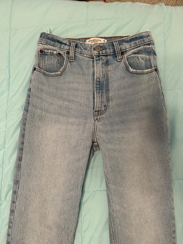 Abercrombie 90s Ultra High-Rise Straight Jeans - Image 4