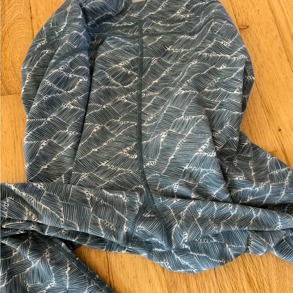 Vuori Pace High Rise Printed Leggings in Navy Wave blue crop size large - Image 6