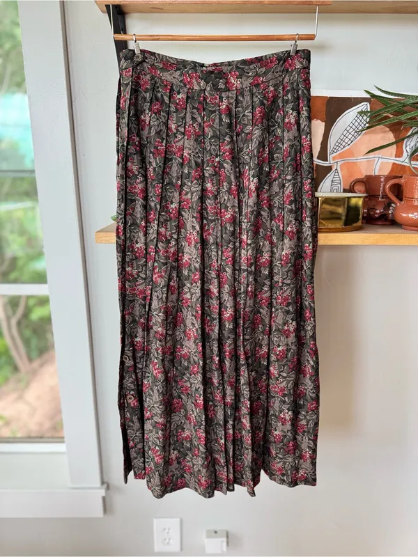 Vintage Susan Bristol Floral Pleated Maxi Skirt in Olive and Berry Size 8 - Image 3
