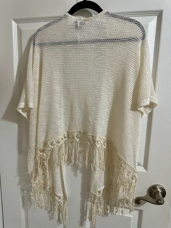 Wet Seal Cream color crotchet shawl size medium - Image 4