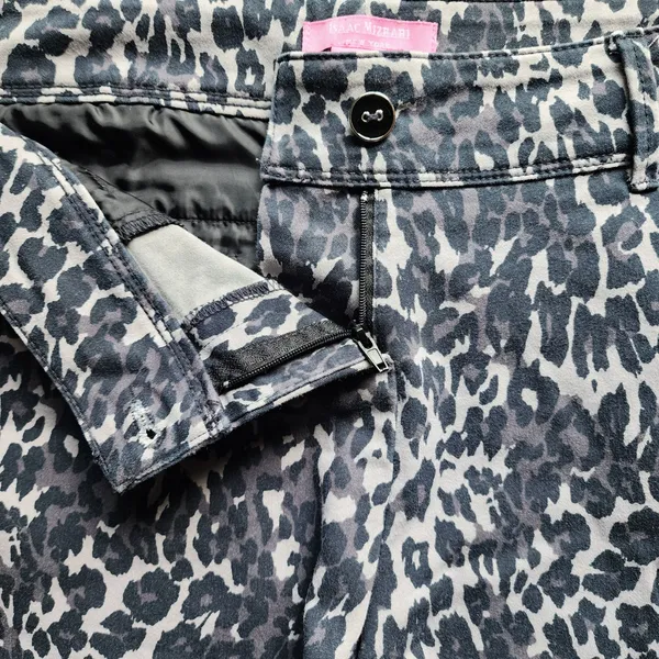 Isaac Mizrahi Mixed Grey Leopard Print Preppy Cotton Stretch Shorts‎ 8 - Image 2