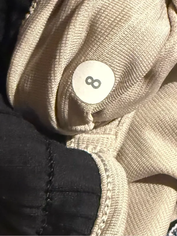 Lululemon hotty hot size 8 - Image 5