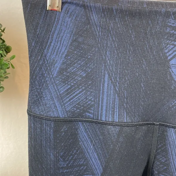 Lululemon Black & Blue Print High Rise Full Length Leggings Pants 8 - Image 4