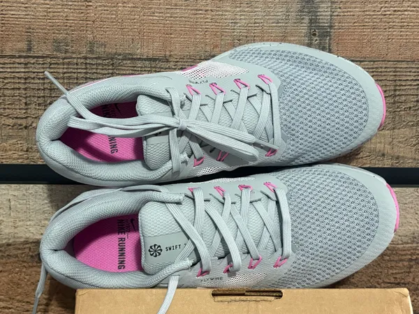 Women’s Nike pink and gray - Image 4
