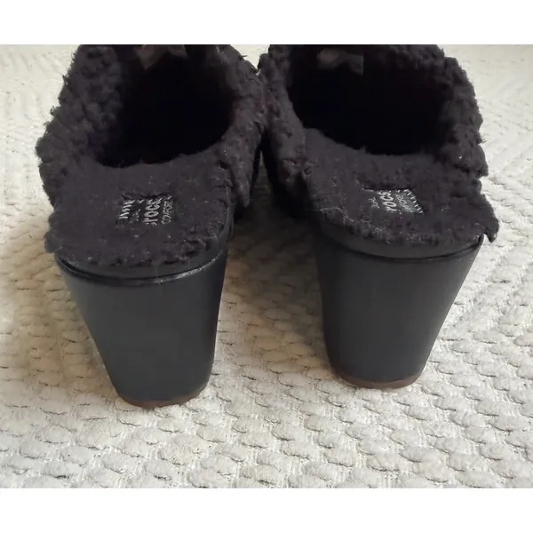 Crocs‎ Women's Black Cobbler Suede Faux Fur Lined Slip On Mule Clogs Shoes Sz 7 - Image 2