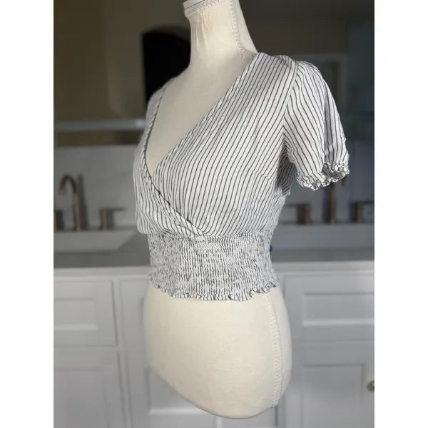 Abercrombie & Fitch Top Womens Medium White Blue Stripe Smocked Wrap Crop - Image 3