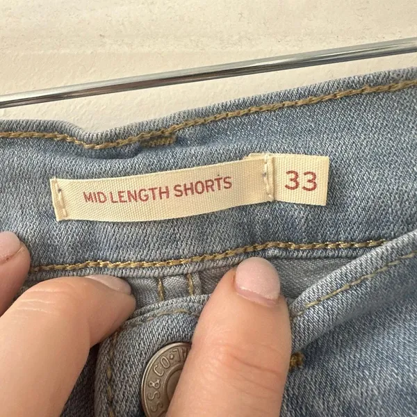 Levi's Mid Length Shorts Size 33 - Image 4