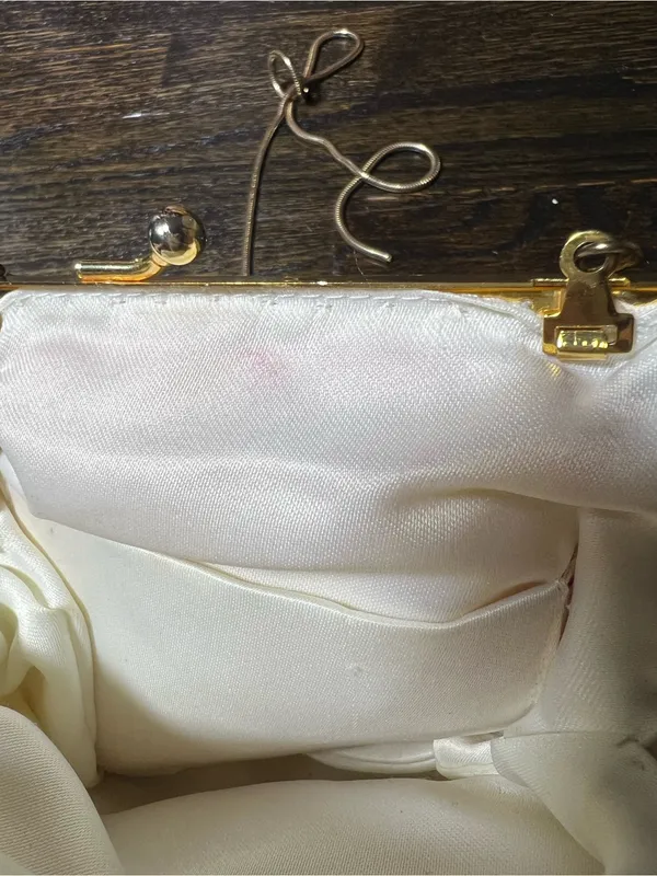 Vintage White Beaded Clamshell Clutch Gold Tone Kiss Lock Closure - Image 13