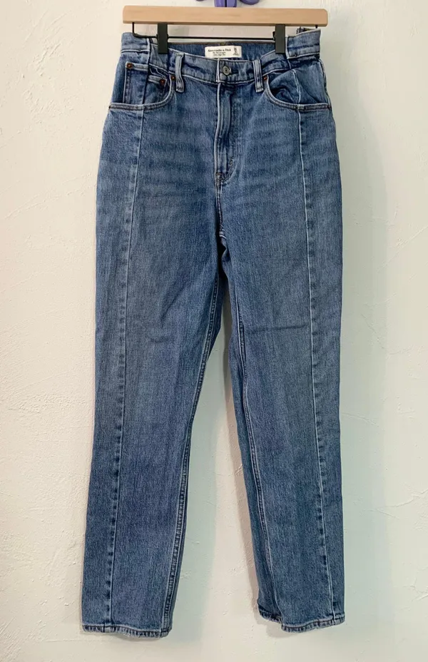 Abercrombie 28/6 Short 90s Straight High Rise Jeans Medium Wash Curve - Image 3