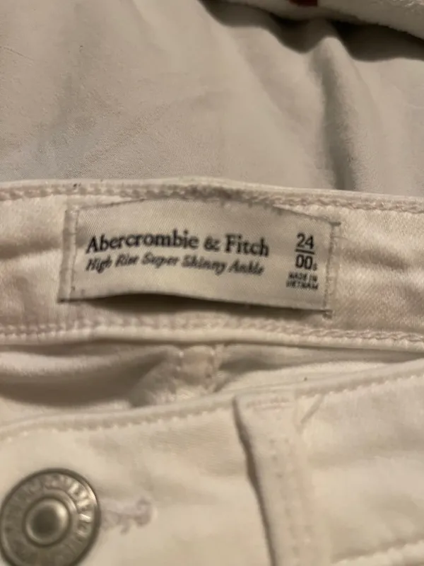 Abercrombie Flower Skinny High-Rise Embroidered Jeans - Image 3