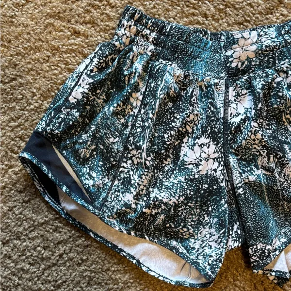 Lululemon Hotty Hot Shorts Size 4 Tall - Image 2