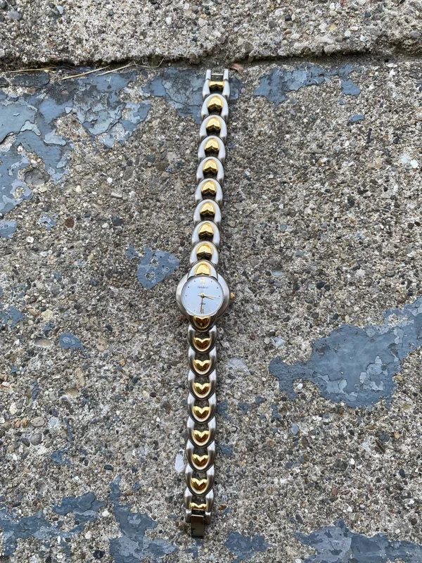 vintage watch with heart detailed band - Image 5