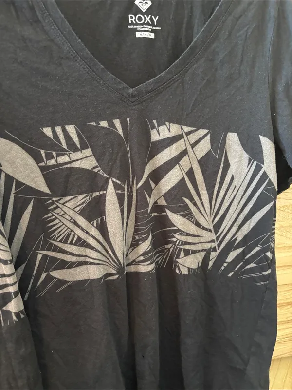 Roxy Black V-Neck Palm Leaf Short Sleeve Tee Medium - Image 2
