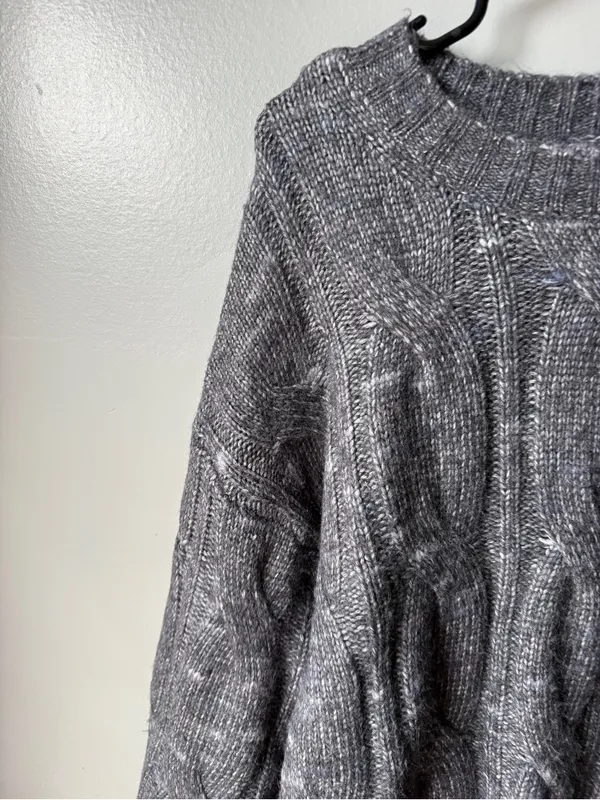 American Eagle Gray Cable Knit Oversized Sweater Size Large - Image 3