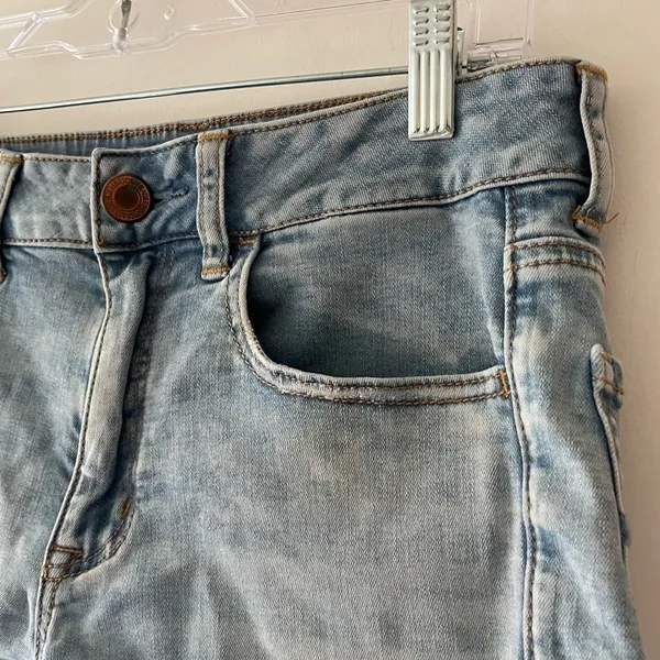 American Eagle Hi‎ Rise Shortie Light Wash Size 6 - Super Super Stretch - Image 2