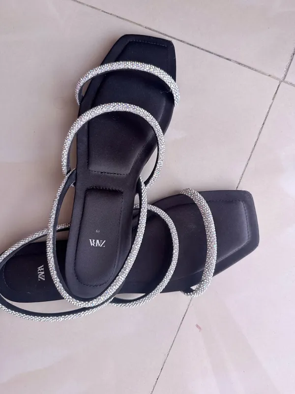 Zara RHINESTONE FLAT SANDALS size 39 Black Color - Image 4