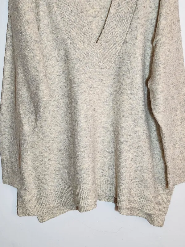 Time and Tru Cream Gray Oatmeal Fuzzy Oversized V-Neck Sweater Size XL NWT - Image 3