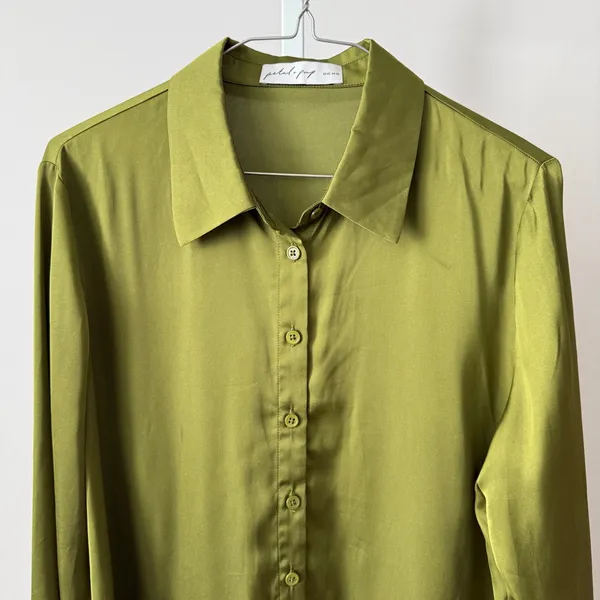 Petal and Pup sz‎ XS Olive Green Satin Button Blouse Shirt Preppy Minimalist - Image 2