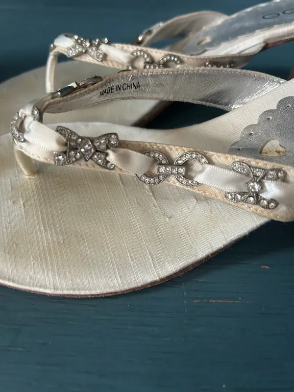 Vintage ALDO Cream Rhinestone Kitten Heel Thong Sandals | Size 39 - Bridal - Image 5