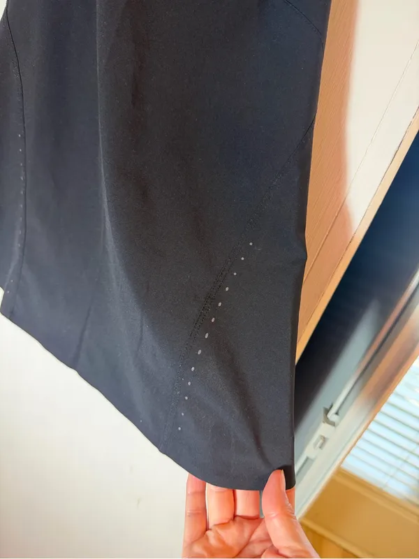 Lululemon Size 2 Black Tank Lightweight Reflective Details Open Back Lululemon! - Image 2