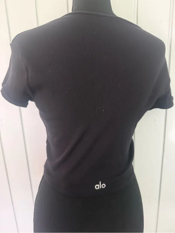 ALO Yoga Black Ribbed Short Sleeve Crop Tee - Image 2