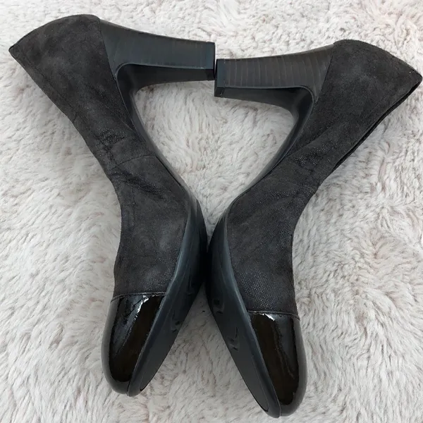 Naturalizer brown suede rounded toe heels - Image 3
