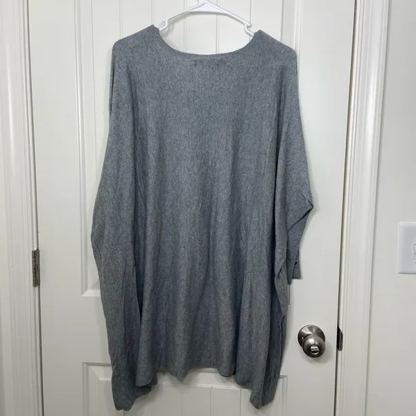 NWOT Jennifer Lopez women’s gray soft knit dolman button‎ sleeve tunic sweater - Image 5