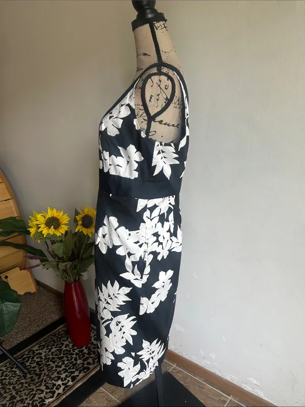 White House Black Market Floral Black White Sheath Dress Size 14 - Image 4