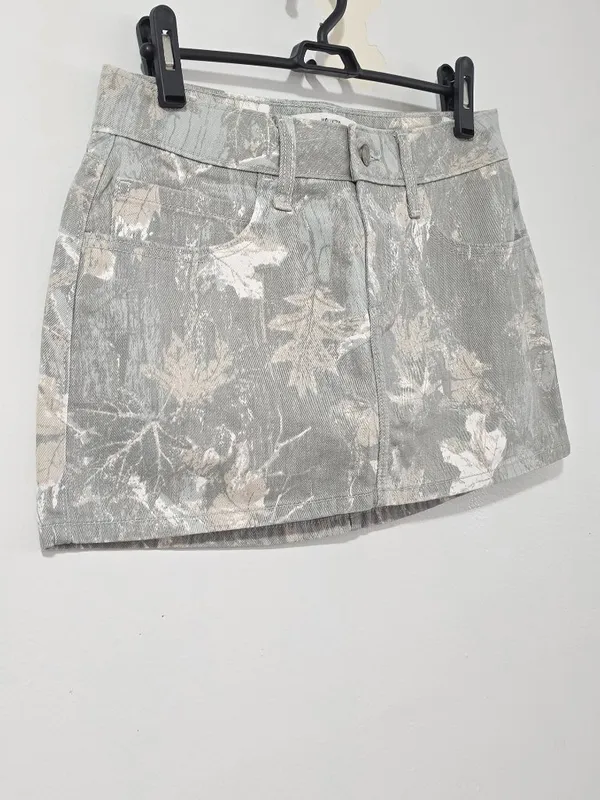 Hollister Curvy Low-Rise Camo Denim Mini Skirt - Olive Camo - Women's Size 4 - Image 3