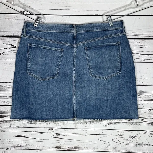 Old Navy NWT Size 18 Light Blue Wash Button Fly Raw Hemline Denim Skirt - Image 3